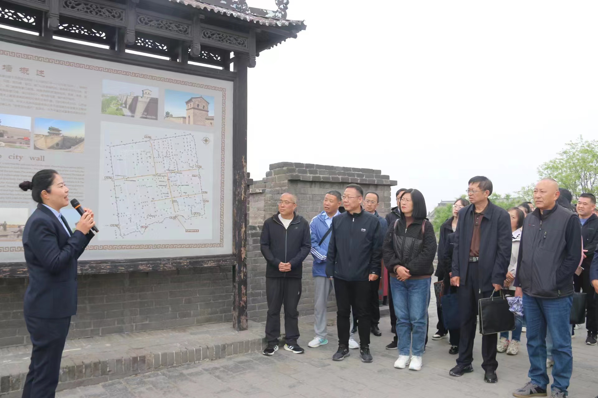 1在平遥古城墙上，宣讲员王红霞和大家一起重温习近平总书记对历史文化遗产保护的殷殷嘱托.jpg