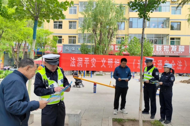 长治壶关交警走进辖区公园  关注重点群体  开展“道交法颁布20周年”主题宣传活