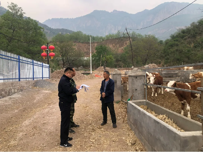 山西左权县公安局拐儿派出所开展养殖区隐患排查及法治宣传