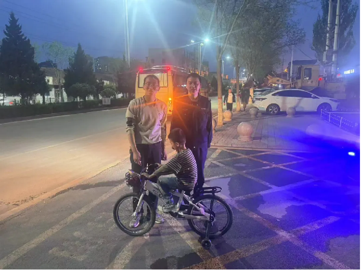 山西左权县公安局辽阳派出所暖心救助走失小孩回家