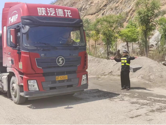 河北省唐县保涞交警上岗保畅通