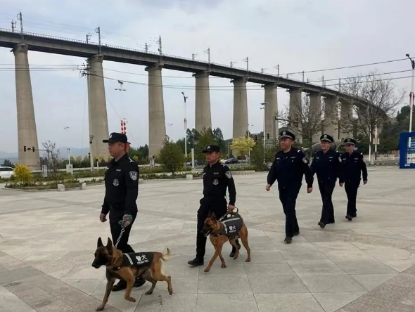 【节日我在岗】“五一”我在岗 “警色”护平安