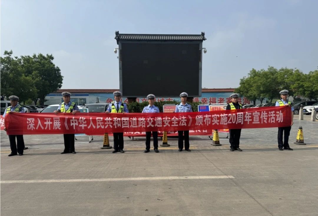 临汾公安交警支队“点亮”安全灯 为《中华人民共和国道路交通安全法》颁布实施20周