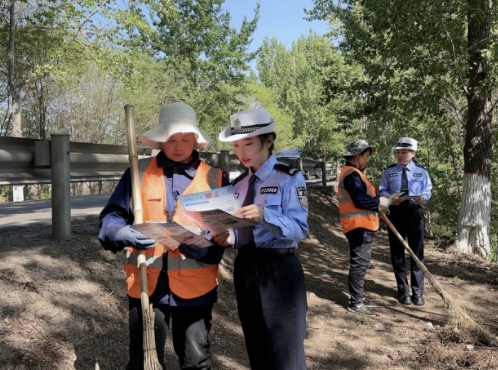 长治壶关交警：为环卫工人送上“安全课”