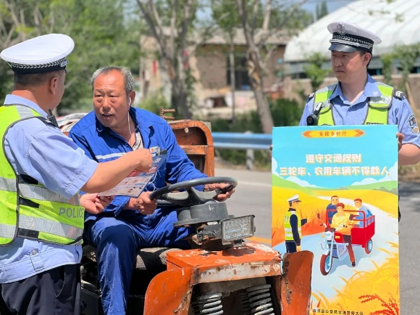 临汾公安交警组织开展三轮车违法载人专项整治主题宣传活动