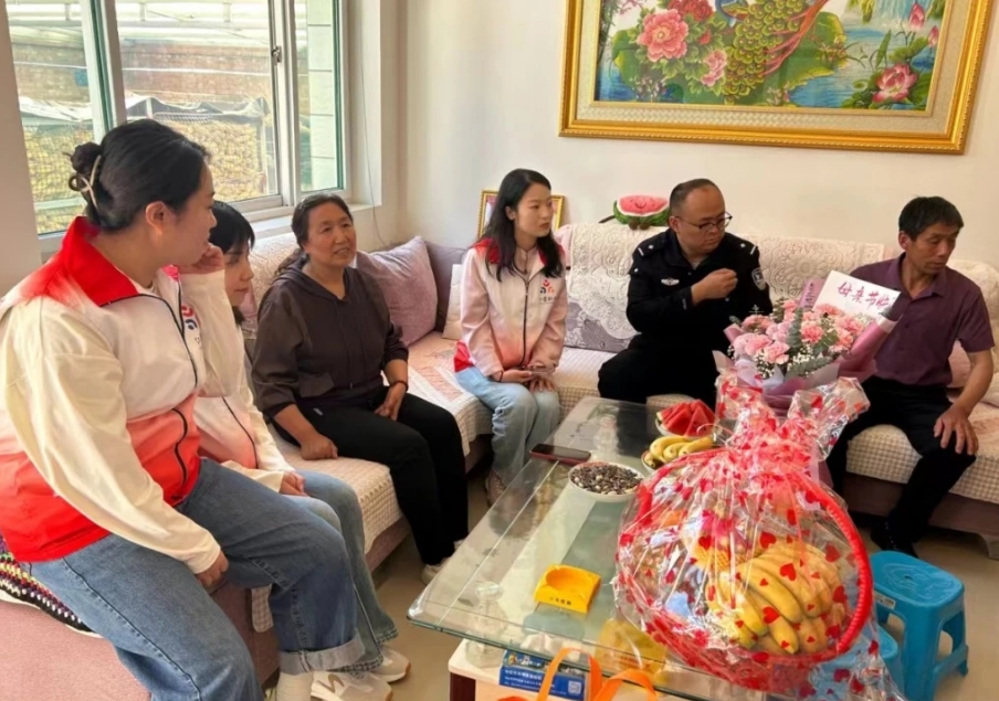 【致敬母亲节】长治壶关县禁毒民警社工看望慰问英雄母亲