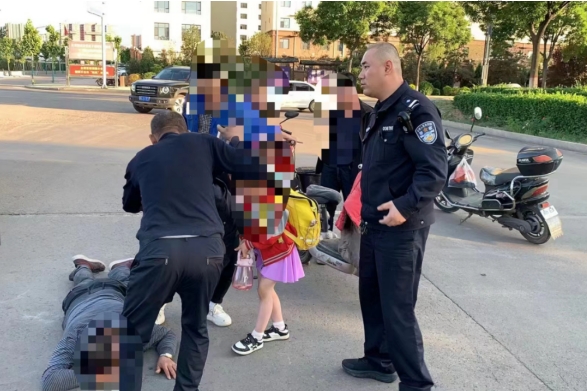 山西介休公安城关所：民警救助摔伤路人  平凡举动暖人心