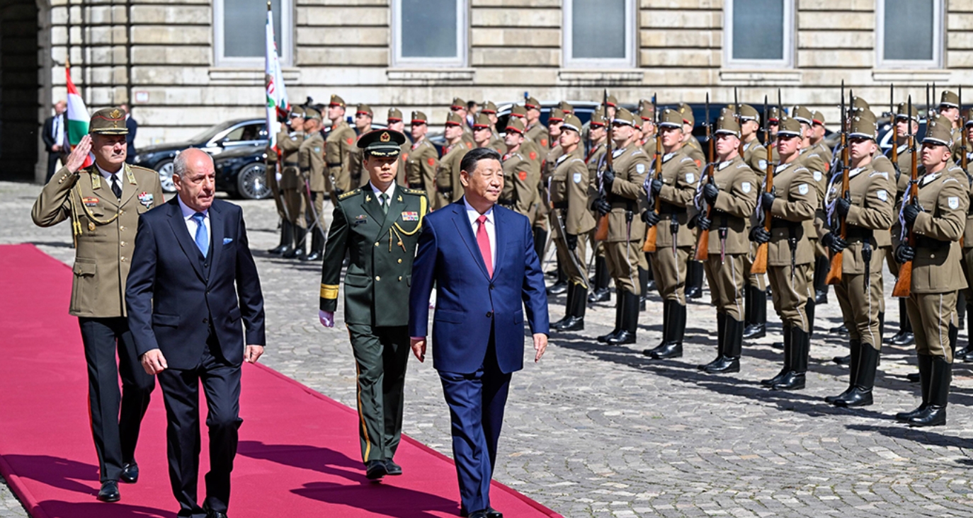 习近平出席匈牙利总统舒尤克和总理欧尔班举行的欢迎仪式