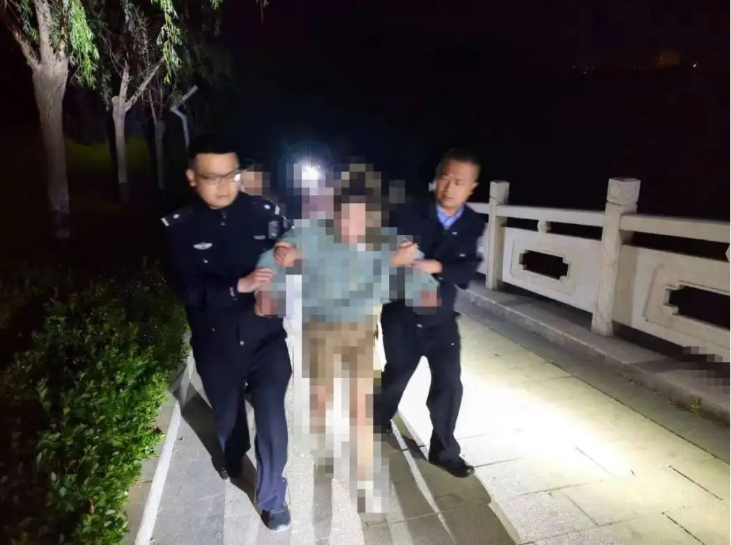 飞奔、翻跃、跳下、紧抓，长治壶关民警成功救助轻生女子！