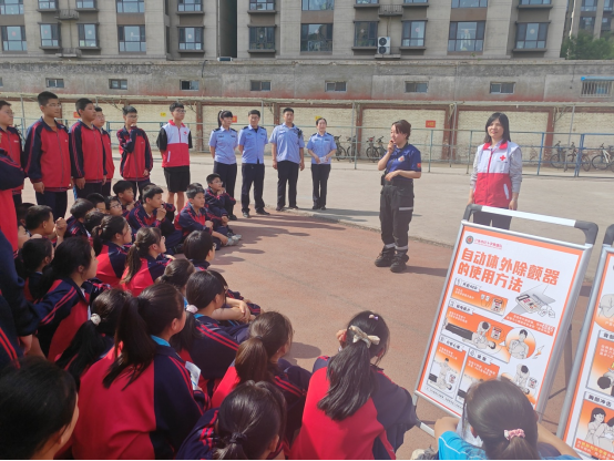 山西介休市公安北坛所联合市红十字救援队开展安全普法宣传活动