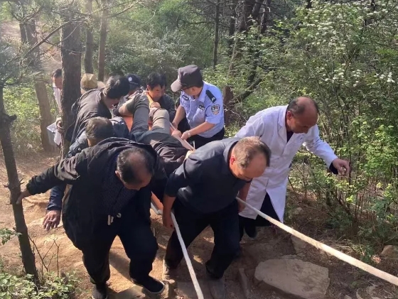 惊险！男子景区摔伤小腿，长治壶关警民合力紧急救援