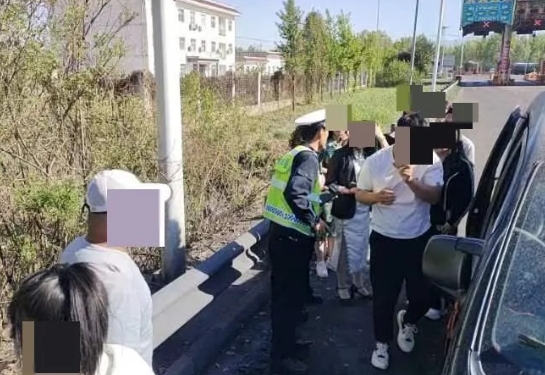 超员赴演出，还不系安全带？山西高速交警紧急喊停！