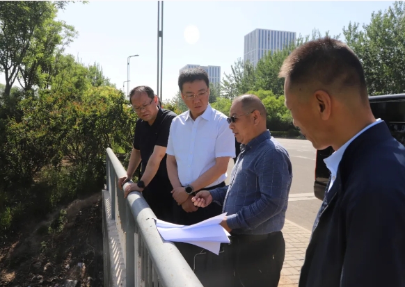 守碧水清流  护生命安全——太原尖草坪区委副书记、区长张力维调研河道周边环境卫生