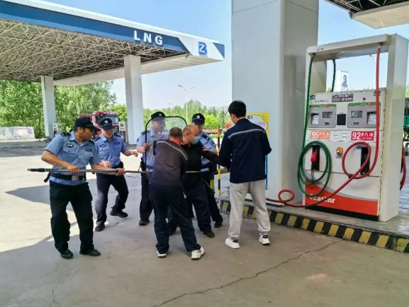 长治壶关公安局集店派出所深入加油站开展反恐防暴应急演练
