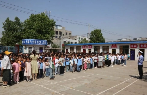 临汾公安交警守护青春路 安全伴你行！