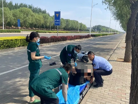 长治潞城：暖心！男子醉酒摔伤  民警积极救助