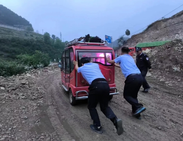 长治壶关大峡谷派出所助两位老人脱困归途