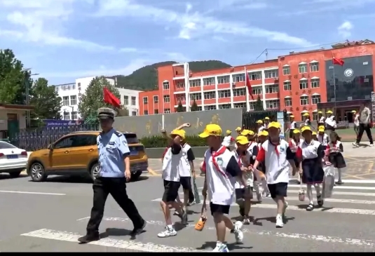 晋城沁水公安积极为“六一”儿童节活动保驾护航