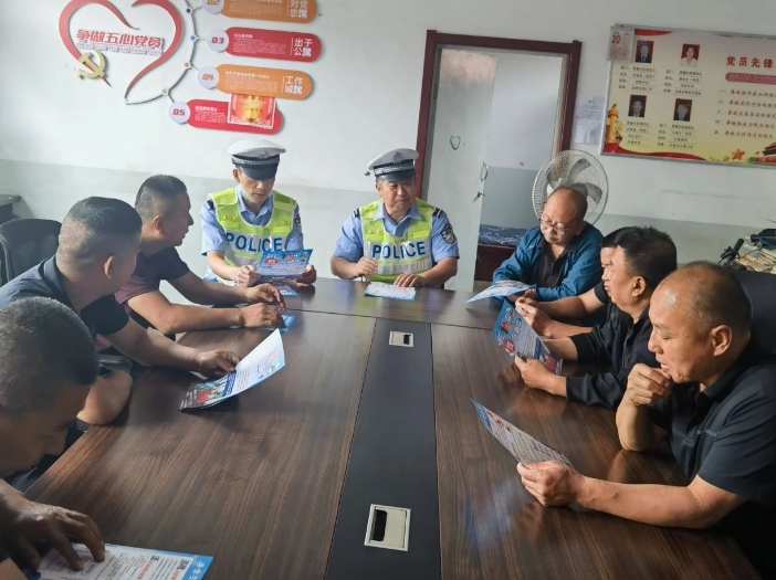 临汾公安交警走进辖区运输企业开展“安全生产月”主题宣传活动