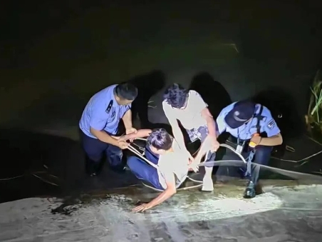 临汾洪洞公安：男子跳河轻生，民警黑夜营救