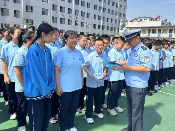 临汾公安交警支队直属三大队进校园开展“知危险 会避险”暨打击“黄牛”“黑中介”玩