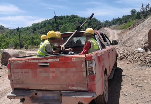 皮卡拉8人！违规载客危害大，莫把车厢变“雅座”！