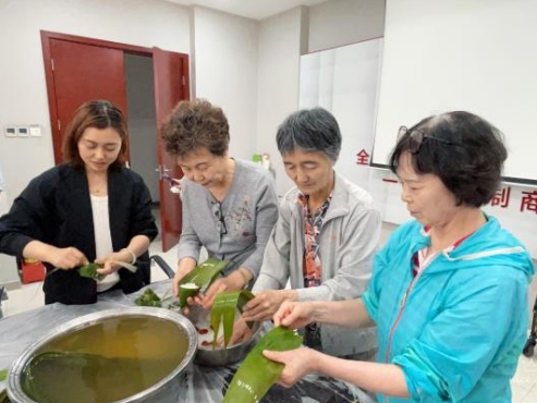 太原万柏林区南内环西街社区开展“端午粽飘香  情暖意更浓”活动
