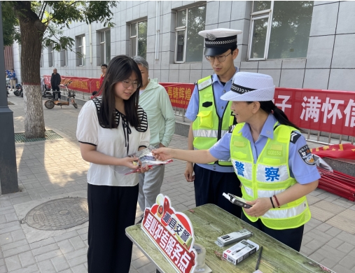 高考首日，长治沁县交警倾情守护逐梦之路