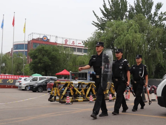 山西灵石：“警”随高考  为你护航