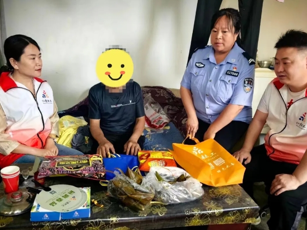 长治壶关公安：情暖端午  关爱相随