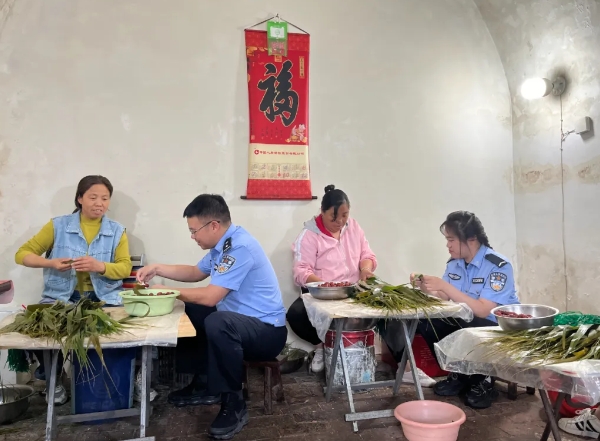 长治黎城公安：包粽子  拉家常  欢声笑语 “粽”乐乐
