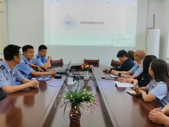 长治五马公安民警进企业开展预防涉税、职务违法犯罪宣传活动