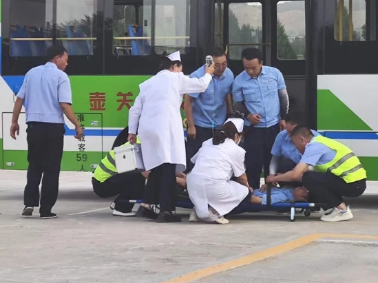 长治壶关交警联合公交公司、驾校开展安全生产应急演练