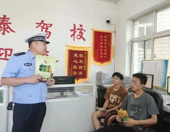 临汾公安交警走进辖区驾校开展打击“黄牛”“黑中介”顽瘴痼疾暨夏季交通安全宣教活动