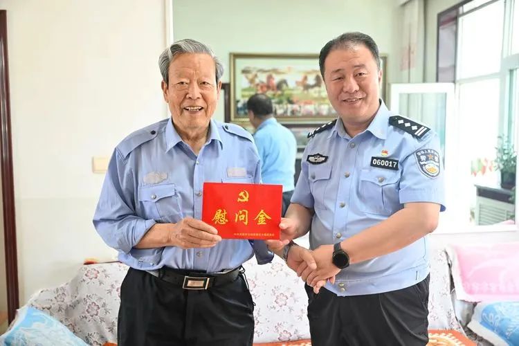 吕梁离石公安分局党委走访慰问老党员、困难党员和因公伤残党员