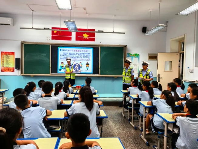 临汾公安交警持续开展暑假前交通安全主题宣传活动