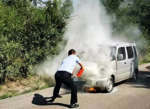 【夏季行动】巡逻途中，民警秒变“消防员”！