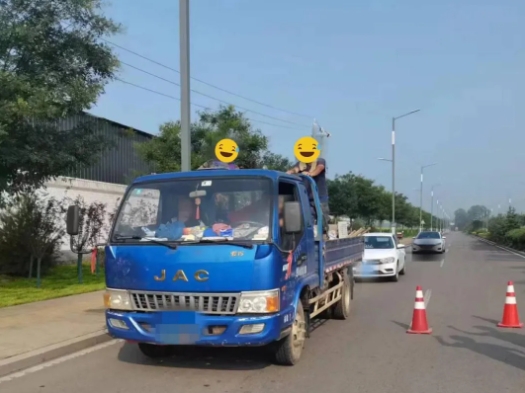 长治壶关：为图方便载人上路，货车司机因违法载人被查