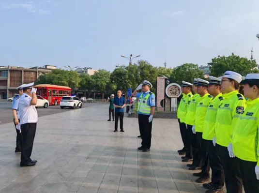 临汾市公安局交警支队“夏季送关怀，亲切慰问一线公安交警辅警