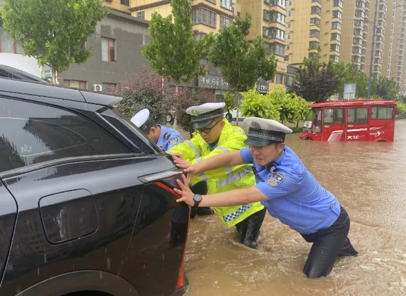 暴雨中的长治公安力量！温暖且安心！