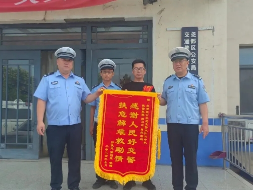 临汾公安交警守护生命与时间赛跑， 护送脑出血病人紧急就医！