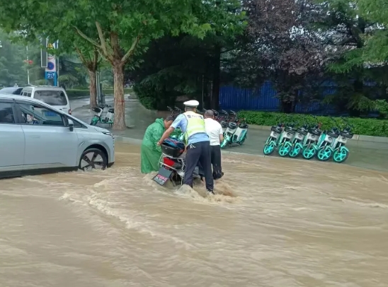雨天“守路人”，平安“守护者”——临汾公安交警雨中坚守护平安