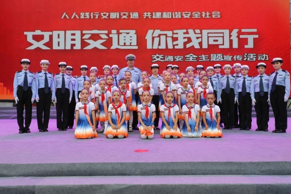 “文明交通  你我同行” 临汾市公安局交警支队依托“消夏晚会”送安全