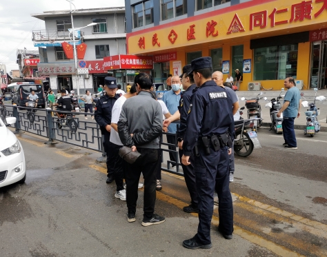 吕梁兴县公安局巡特警大队帮助一名受伤群众