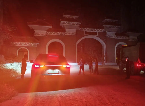 长治壶关：车辆爆胎，“揪心”！民警救助，“暖心”！