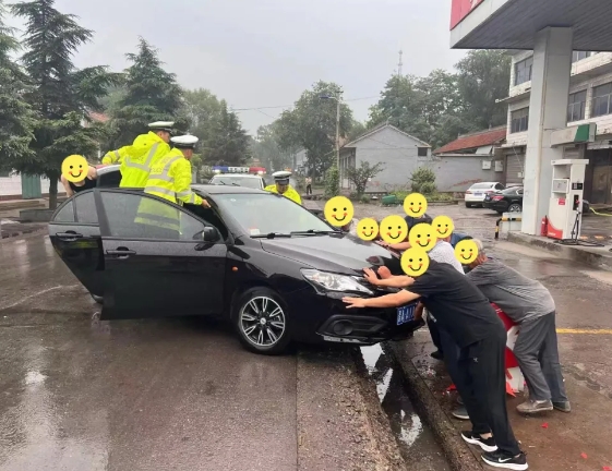 长治黎城：“警”在雨中，守护常伴！