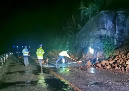 临汾洪洞公安：民警化身“清障员” 清理落石护平安