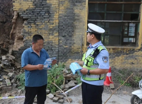 进村入户“唠”安全，临汾公安交警走进辖区农村开展暑期交通安全巡回宣讲活动
