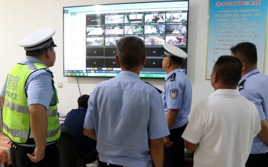 临汾公安交警走进辖区企业开展暑期交通安全宣传教育活动，时刻拧紧交通“安全阀”