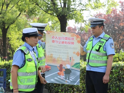  临汾公安交警针对“一老一小”重点群体开展暑期交通安全宣传教育活动